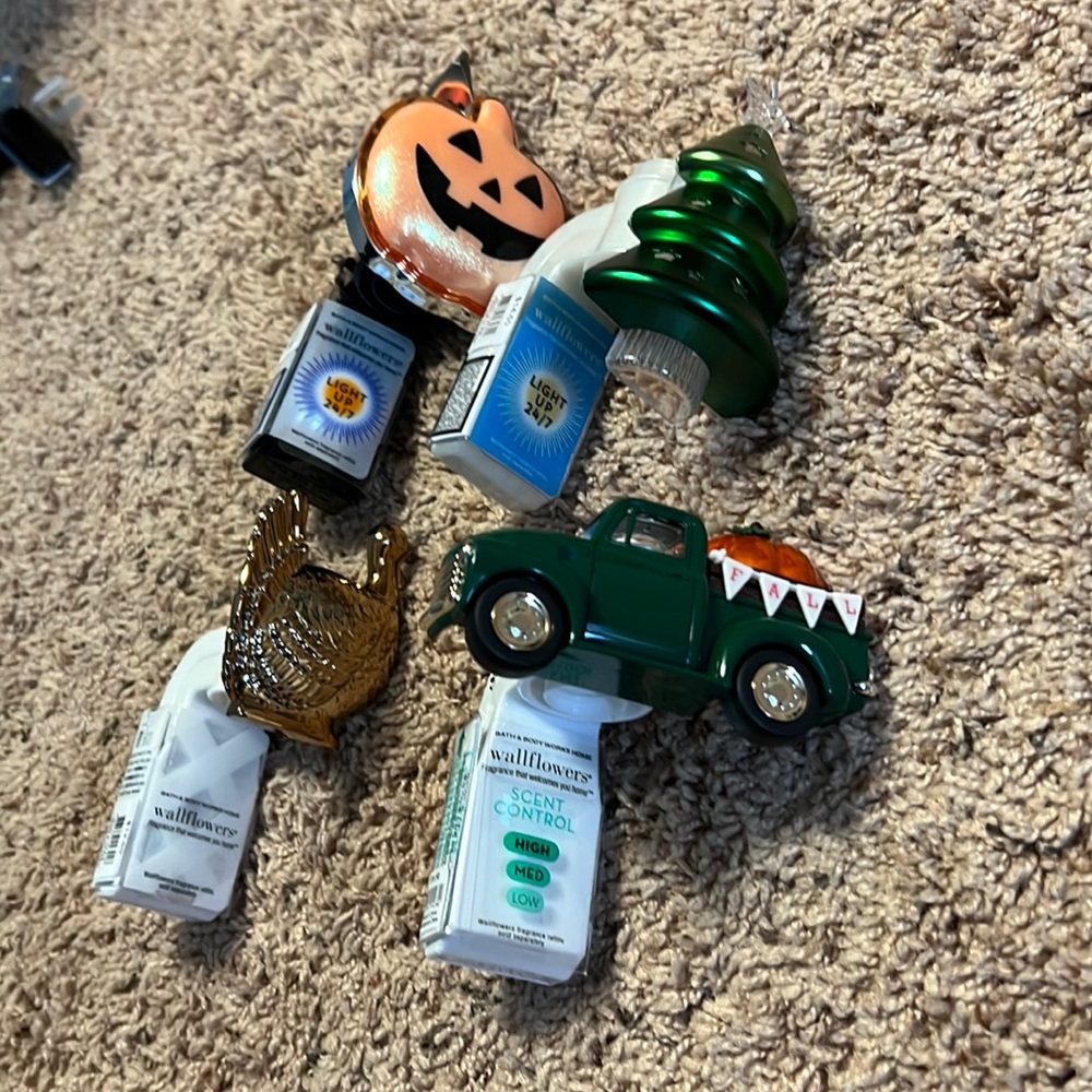 Bath and Body Works Holiday Wallflower Bundle